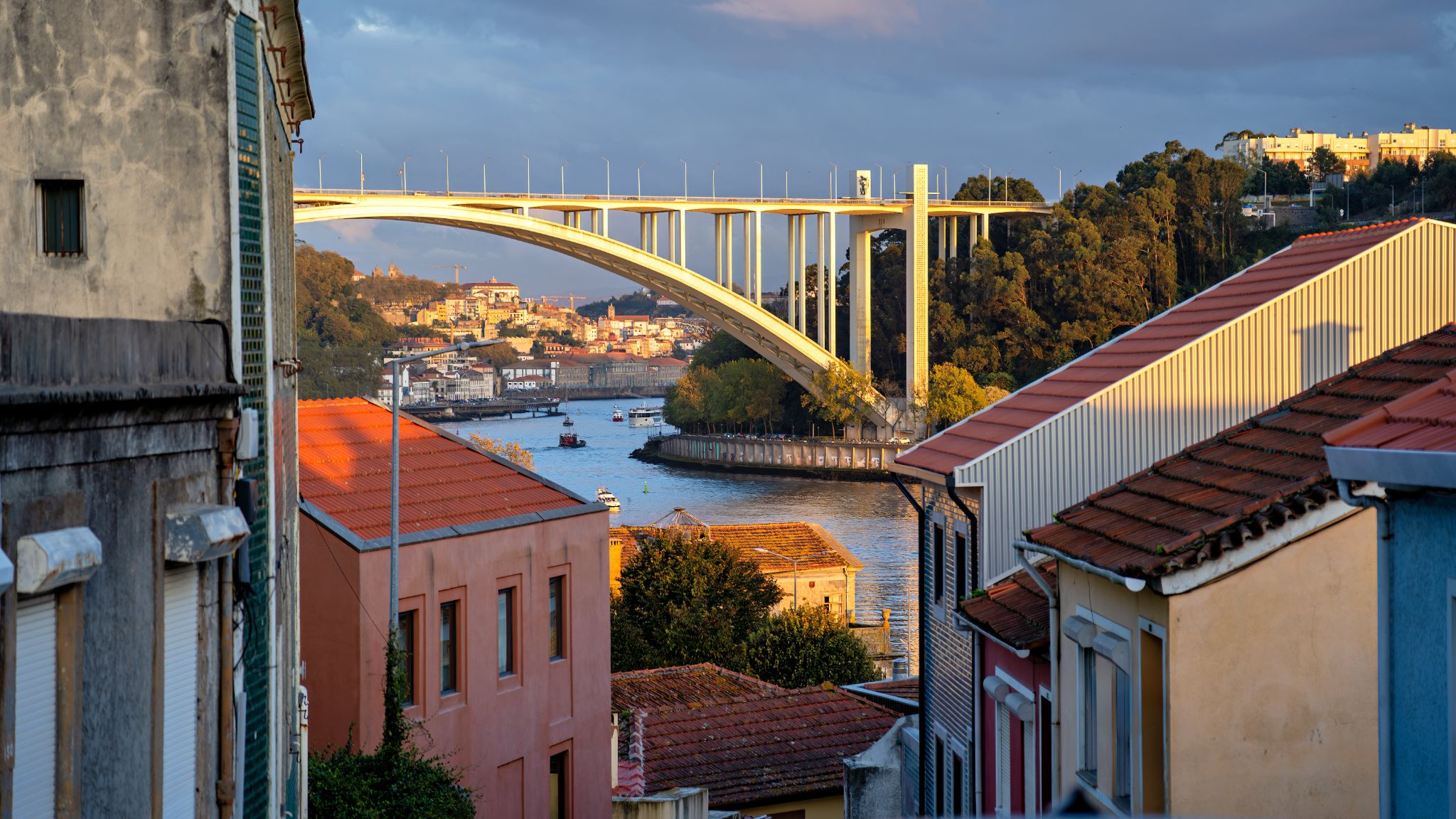 Blick auf die Ponte Luiz I vom Stadtteil Ouro aus